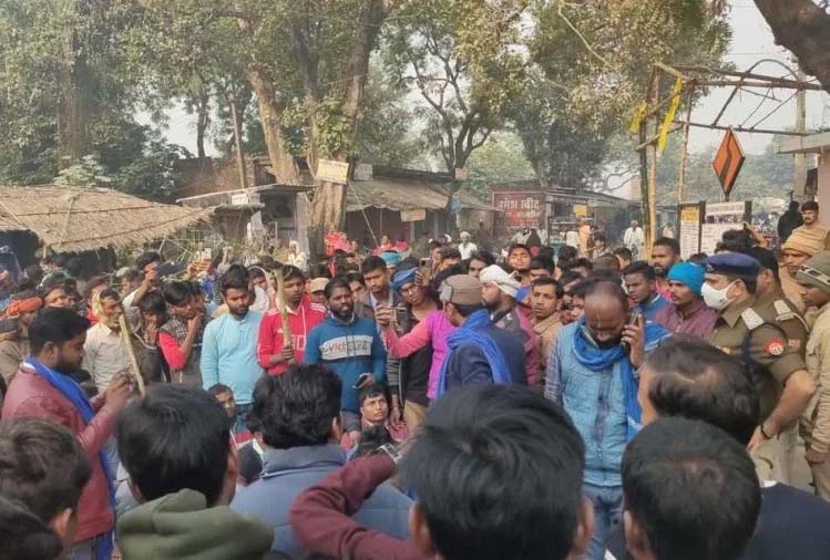 Ambedkar’s Statue Damaged in Jaunpur : जौनपुर में क्षतिग्रस्त की आंबेडकर की प्रतिमा, आक्रोशित ग्रामीणों ने लगाया जाम