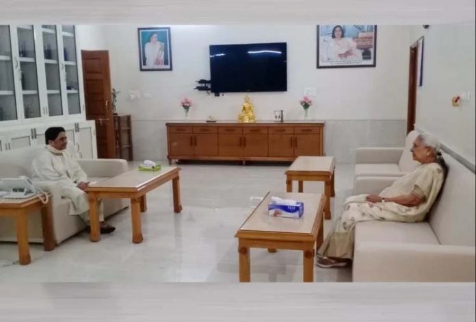 Governor Anandi Ben reached Mayawati's house