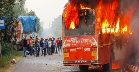 Bus and Truck Collision In Raebareli: बस और ट्रक की टक्कर में 30 यात्री घायल, 6 की हालत नाजुक