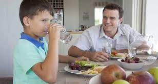 Do Not Drink Water After Eating Food: खाना खाने के तुरंत बाद पानी पीना ज़हर के समान है, क्योंकि इससे बनता है यूरिक एसिड और ख़राब कोलेस्ट्रॉल