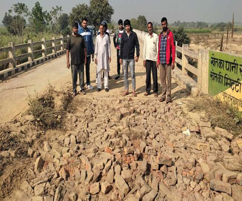 Road Collapse near Bridge of Krishna River: कृष्णा नदी के पुल के पास धंसी सड़क, नाराज क्षेत्रवासियों ने किया हंगामा