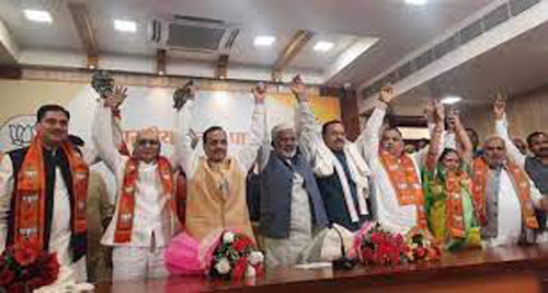 SP MLC Joined BJP: विधानसभा चुनाव से पहले सपा को लगा बड़ा झटका, निरंजन समेत चार एमएलसी ने थामा भाजपा का दामन