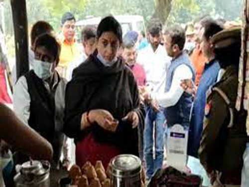 Smriti Irani in Amethi: अमेठी के दो दिवसीय दौरे पर स्मृति ईरानी, बीच रास्ते समर्थकों के साथ की चाय पर चर्चा