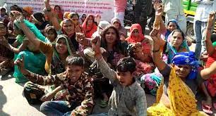 Women Demonstrated in Agra: पानी के लिए आगरा में सड़क जाम कर महिलाओं ने किया प्रदर्शन