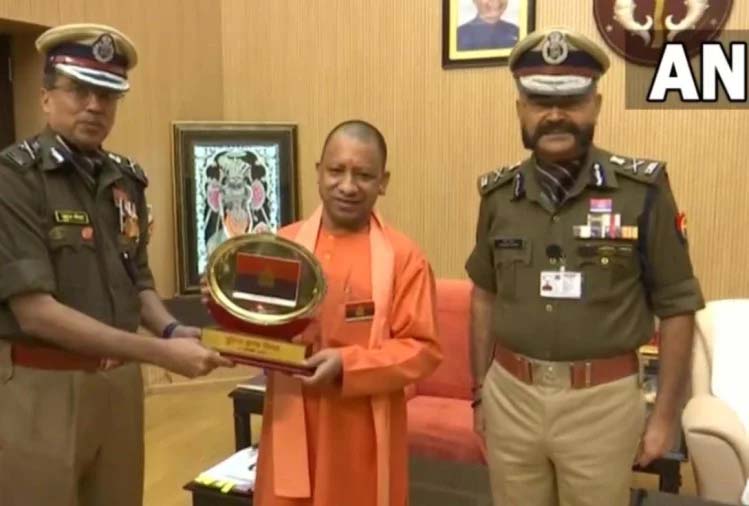 UP DGP and ADG met CM : सीएम से मिले यूपी डीजीपी व एडीजी, पुलिस फ्लैग देकर किया सम्मानित