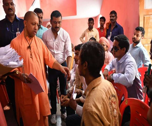 CM Yogi In Janta Darshan :  जनता दर्शन मेें सीएम योगी ने 200 से ज्यादा लोगों की समस्या सुनी और समाधान का आश्वासन दिया