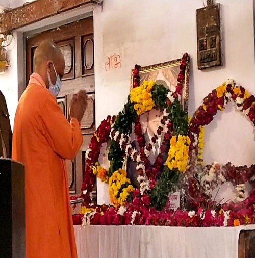 CM Yogi Paid Tribute:  शहीद विंग कमांडर पृथ्वी सिंह के घर पहुंचे सीएम योगी, श्रद्धांजलि अर्पित की