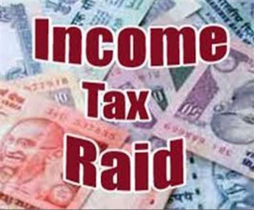 Income Tax Department Raids on Builder Kothi in Ghaziabad : टीम ने  गेट खुलवाया और सर्चिंग अभियान शुरू किया