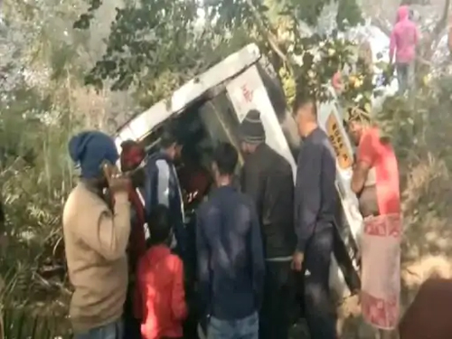 Bus Overturns in Kaushambi: जानवर को बचने के चक्कर में अनियंत्रित होकर पलटी बस, 50 यात्री हुए घायल