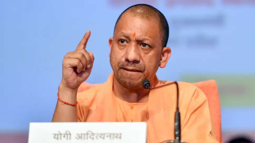 CM Yogi Got Angry on BJP Leader: मंच पर बीजेपी नेता को सीएम योगी ने लगाई फटकार, वायरल हुआ वीडियो