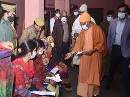 CM Yogi Listened to Complaint in Goraknath Temple: गोरखपुर मंदिर में आयोजित जनता दरबार में सीएम योगी ने सुनी जनता की फरियाद, अधिकारियों को त्वरित निस्तारण के दिए निर्देश