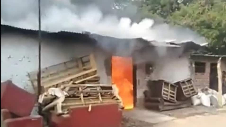 Fire in the Warehouse of Furniture : फर्नीचर के गोदाम में लगी आग, लाखों का माल जलकर राख