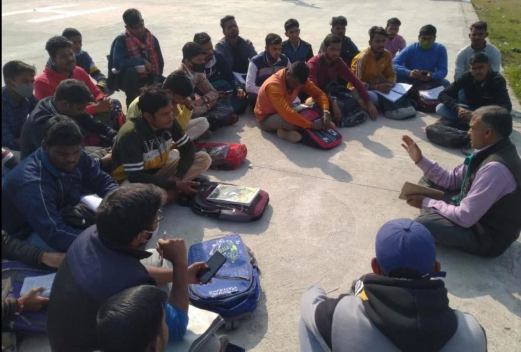 Professor Kamlesh’s Class on Helipad : हेलीपैड पर चली प्रोफेसर कमलेश की क्लास, कुलपति के खिलाफ मोर्चा खोलने पर हुए थे निलंबित