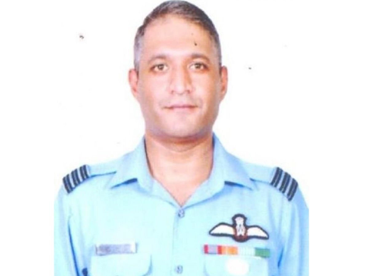 IAF Group Captain Varun Singh: सीडीएस बिपिन रावत के साथ हेलिकॉप्टर में थे देवरिया के ग्रुप कैप्टन वरूण सिंह, अस्पताल में चल रहा इलाज