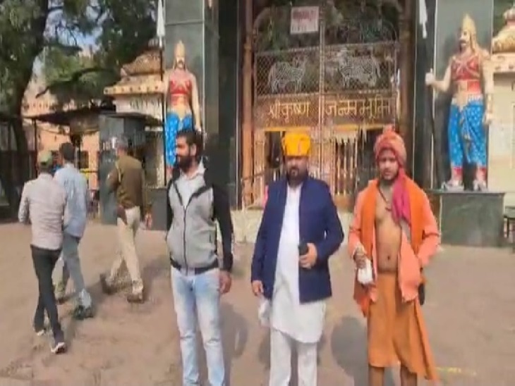 Jai Shri Ram Slogans Raised in Mathura: श्रीकृष्ण की नगरी में मंदिर के मुख्य द्वार पर लगाए जय श्रीराम के नारे, 5 लोगों को पुलिस ने लिया हिरासत में