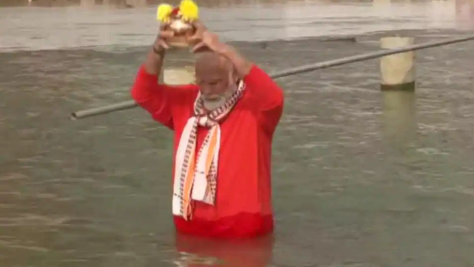 Modi took a Dip in the Ganges : मोदी ने गंगा में लगाई डुबकी, कलश में पानी लेकर पहुंचे विश्वनाथ धाम