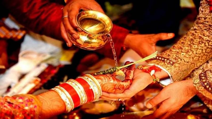 The Bride saw the Groom’s Hand and then Sensed : दुल्हन ने देखा दूल्हे का हाथ तो उड़े होश, साथ जाने से किया इनकार