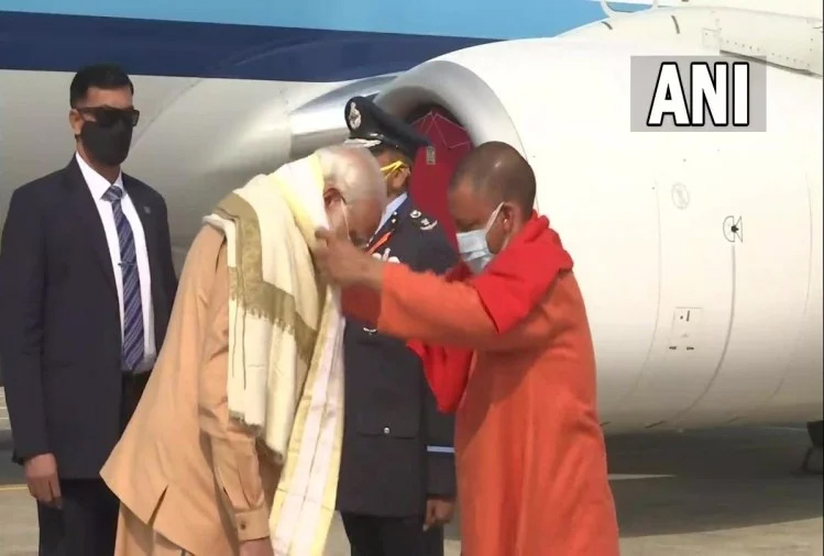 PM Modi reached Prayagraj : प्रयागराज पहुंचे पीएम मोदी, लाखों महिलाओं को देंगे सौगात