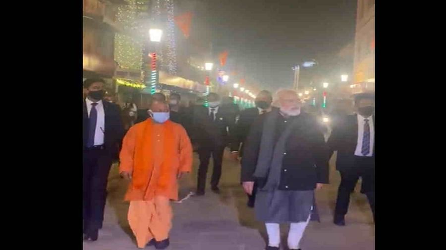 Modi-Yogi Came out on the Streets : देर रात वाराणसी की सड़कों पर निकले मोदी-योगी, लोगों ने लगाए जय श्रीराम के नारे