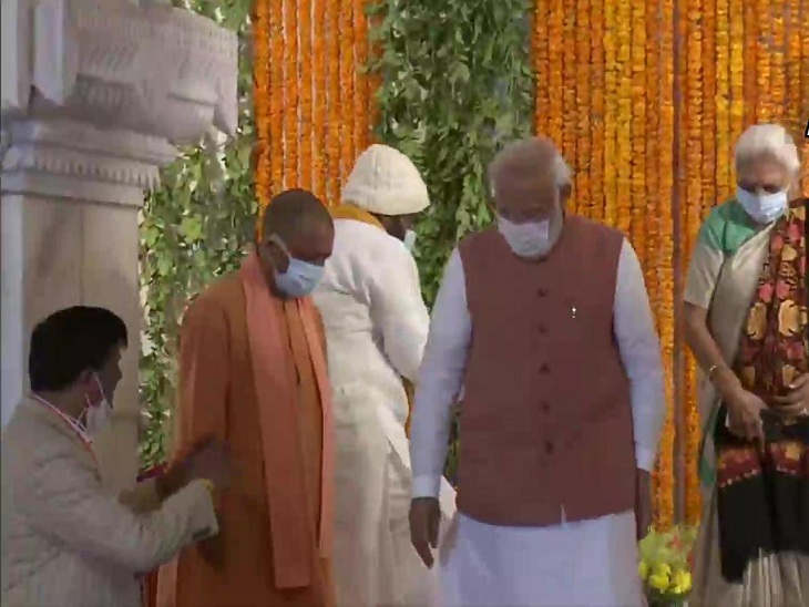 PM Modi Reached Swarved Mahamandir Dham: प्रधानमंत्री मोदी पहुंचे स्वर्वेद महामंदिर धाम, देश की जनता को दी गीता जयंती की बधाई