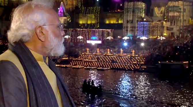 PM Narendra Modi Watched Ganga Aarti: बाबा विश्वनाथ के दर्शन के बाद पीएम मोदी ने देखी मां गंगा की आरती, काशी में मनाया जा रहा दीपोत्सव