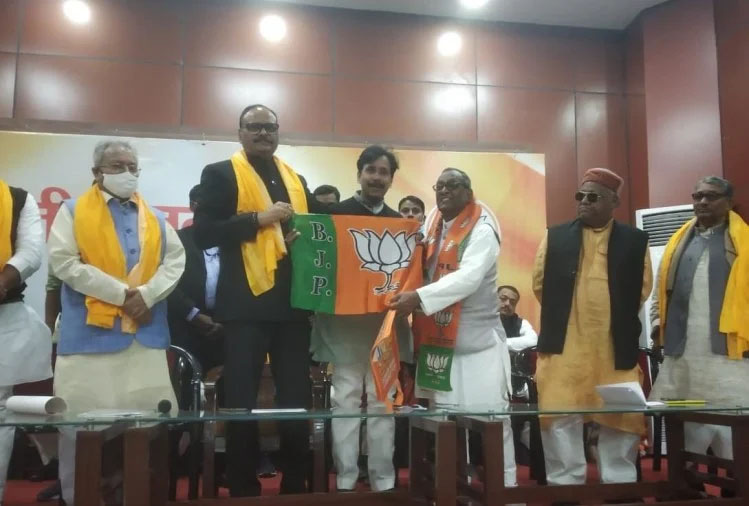 People of Rajbhar Society Joined BJP : भाजपा में शामिल हुए राजभर समाज के लोग, नेताओं ने कसा ओम प्रकाश राजभर पर तंज