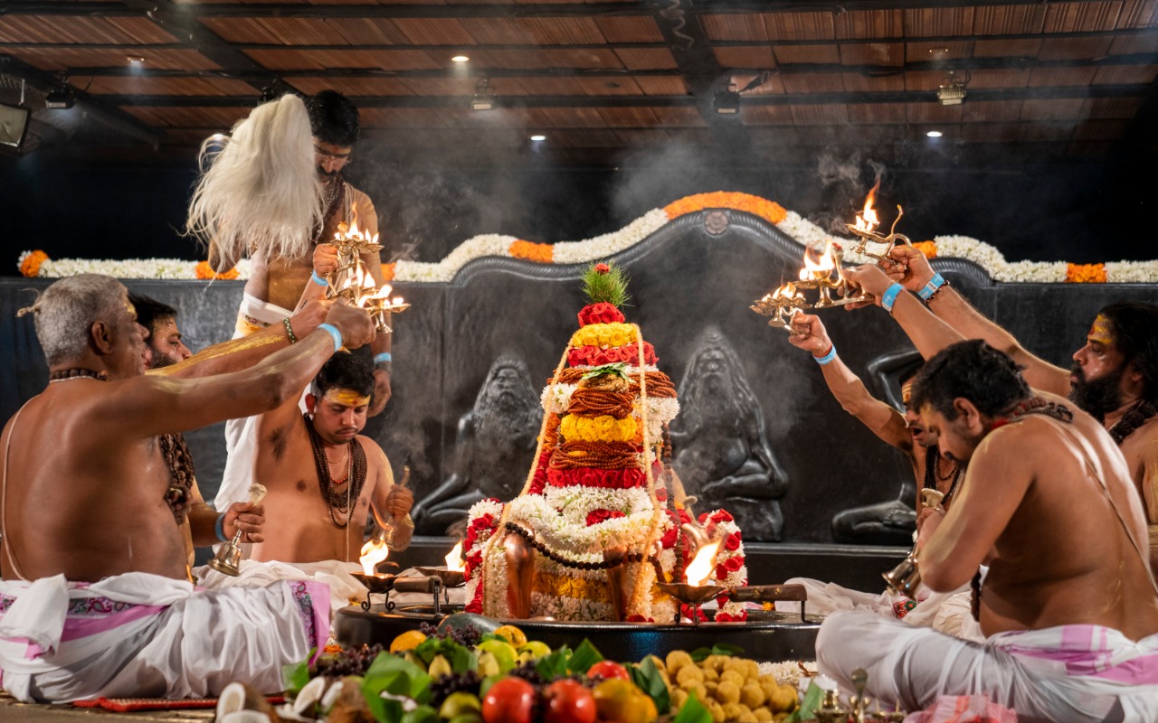 Saptarishi Aarti at Isha Yoga Center: काशी विश्वनाथ मंदिर के पुजारी ईशा योग केंद्र में सप्तऋषि आरती संचालित करेंगे