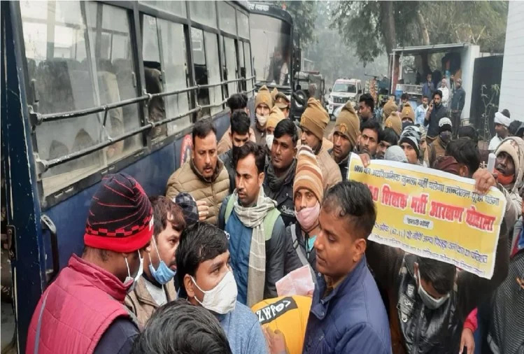 Anger Outside Education Minister’s Residence : शिक्षा मंत्री के आवास के बाहर प्रदर्शन, अभ्यर्थियों को हिरासत में लिया