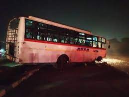 Tire Burst of Speeding Bus: तेज रफ़्तार बस का टायर फटने के बाद बाइक से टकराई, एक युवक की मौत