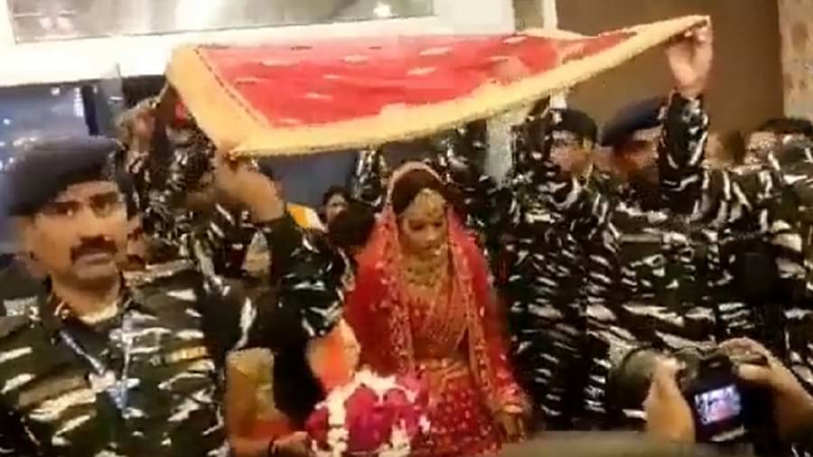 CRPF Jawans Reached Martyr’s Sister’s Wedding : शहीद की बहन की शादी में पहुंचे सीआरपीएफ जवान, जवानों ने निभाया भाई का फर्ज