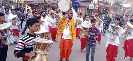 Baba Vishwanath Dham Area : डमरू दल ने निकाली प्रभात फेरी, गुंजायमान हो गया बाबा विश्वनाथ धाम क्षेत्र