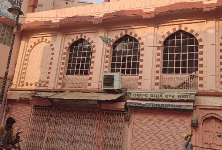 Painted Ocher on the Mosque : मस्जिद पर रंगा गेरुआ रंग, प्रबंधन ने बताया मनमाना रवैया