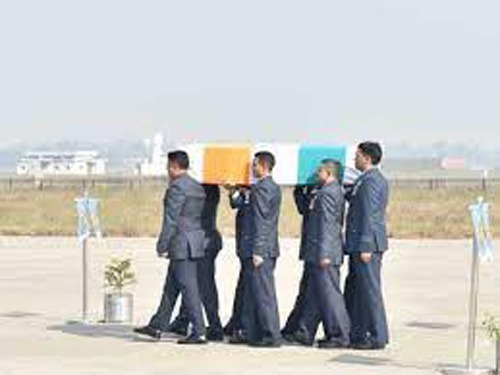 Last Rites Of Martyr Wing Commander Prithvi Singh: आगरा पहुंचा शहीद विंग कमांडर पृथ्वी सिंह चौहान का पार्थिव शरीर, राजकीय सम्मान से होगा अंतिम संस्कार