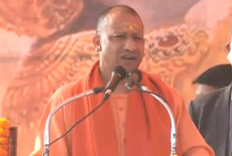 CM Yogi Reached Mathura : सीएम योगी पहुंचे मथुरा, श्रीकृष्ण जन्मस्थान पर किए दर्शन