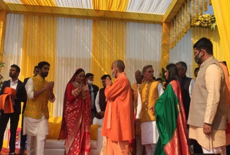 Yogi Reached Baghpat and Blessed the Bride and Groom : योगी ने बागपत पहुंचकर वर-वधु को दिया आशीर्वाद, कई केंद्रीय मंत्री व राज्यमंत्री भी पहुंचे