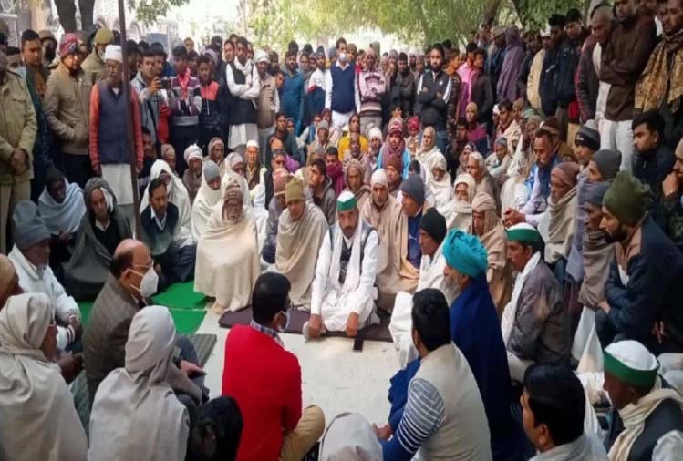 Death of a Farmer’s Son Sitting on Dharna : धरने पर बैठे किसान के बेटे की मौत, सरकारी नौकरी और एक करोड़ की मांग