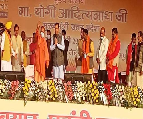 CM Yogi Said In Rampur : रामपुर में बोले सीएम योगी सपा सरकार में चाचा-भतीजा मिल कर करते थे लूट