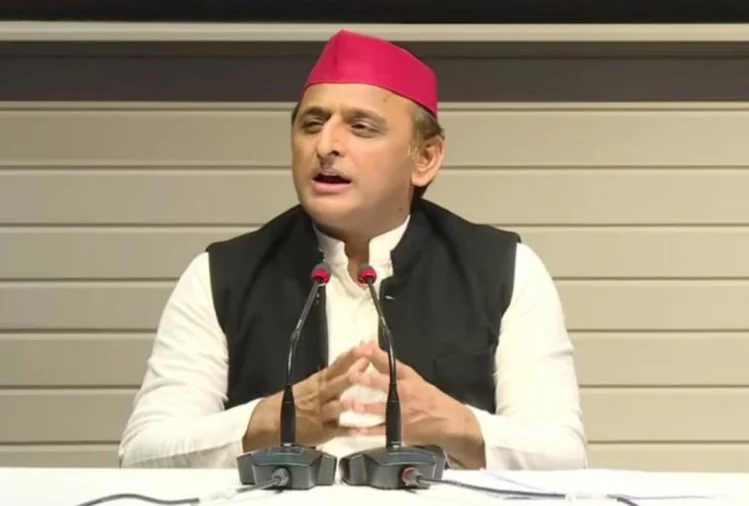 Akhilesh Casts Strings on Government Employees : सरकारी कर्मियों पर अखिलेश ने डाले डोरे, पुरानी पेंशन बहाल करने का किया वादा