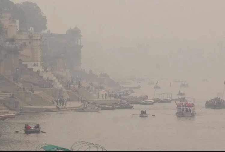 Weather Update of Varanasi : घने कोहरे के साथ सुबह-ए-बनारस, बूंदाबांदी के भी बन रहे आसार