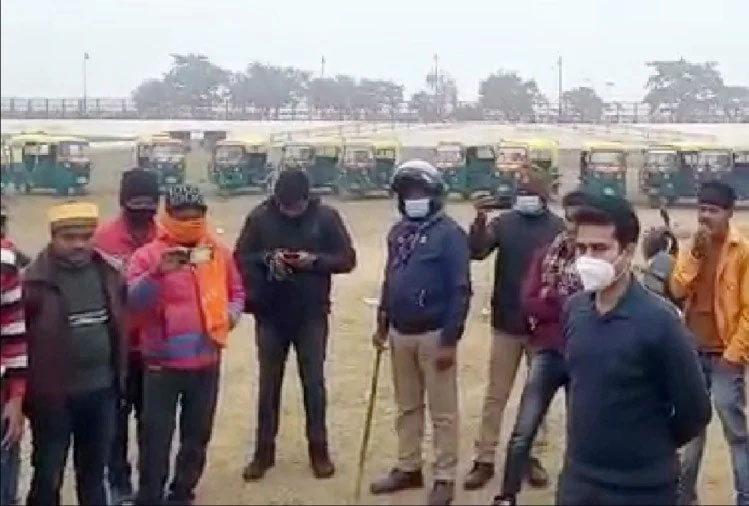 Auto Drivers Protested : ऑटो चालकों ने किया धरना-प्रदर्शन, ई-बसों के किराये पर जताई आपत्ति