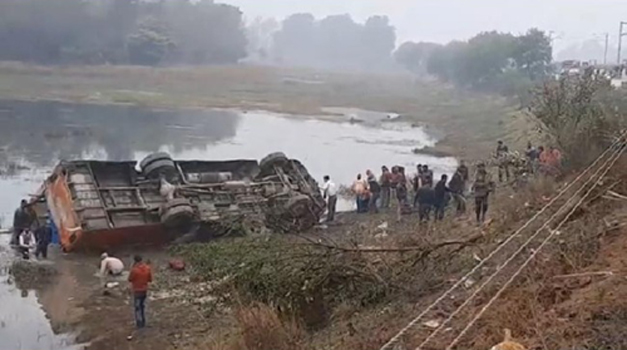 UP Roadways Bus Accident in Barabanki: यूपी रोडवेज की बस बाराबंकी में खाई में गिरी, हादसे में 2 की मौत और 24 घायल