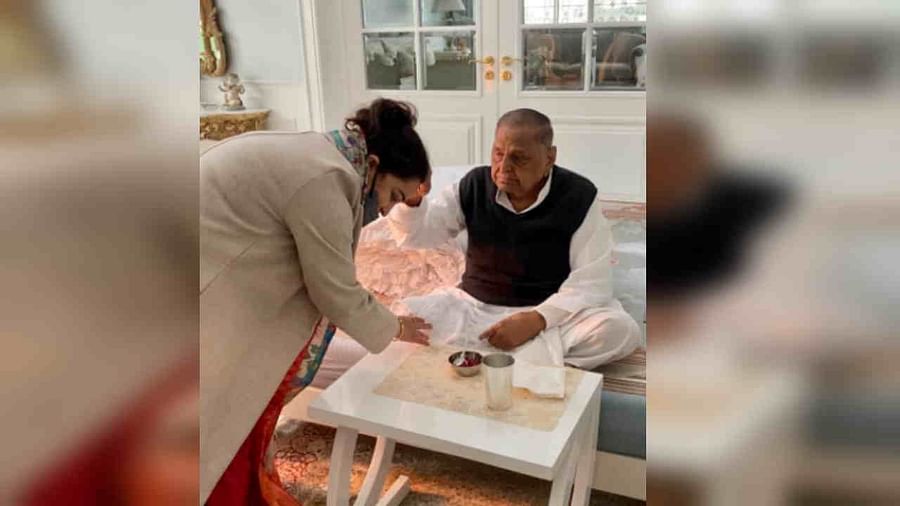 Aparna took Blessings from Mulayam : बहू अपर्णा ने लिया मुलायम से आशीर्वाद, सपा छोड़ भाजपा में हो चुकी हैं शामिल