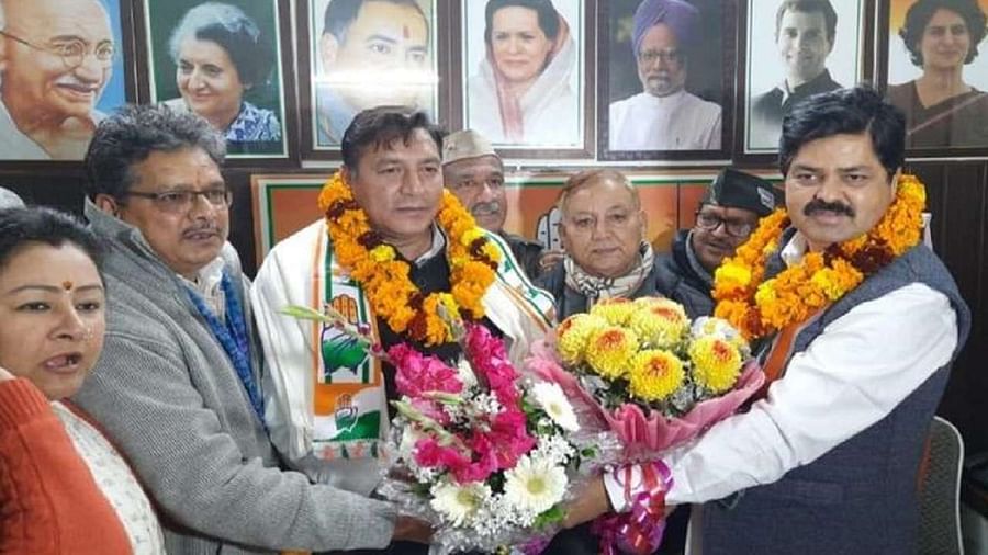 Big blow to BJP in Uttrakhand : कांग्रेस में पहुंचे नरेंद्रनगर के पूर्व विधायक ओम गोपाल रावत, उत्तराखंड भाजपा को लगा बड़ा झटका