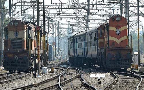 Jhansi Prayagraj Rail Route Disrupted :  बांदा स्टेशन के पास अंडरपास की मिट्टी धंसने से झांसी-प्रयागराज रेल रूट हुआ बाधित