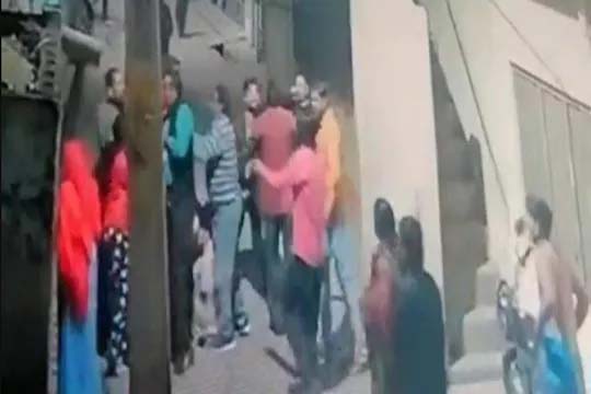 Dog Owner beat Mother and Daughter in Hardoi : कुत्ते की हरकत ने करा दिया बवाल, नाराज दबंगों ने मां- बेटी को पीटा