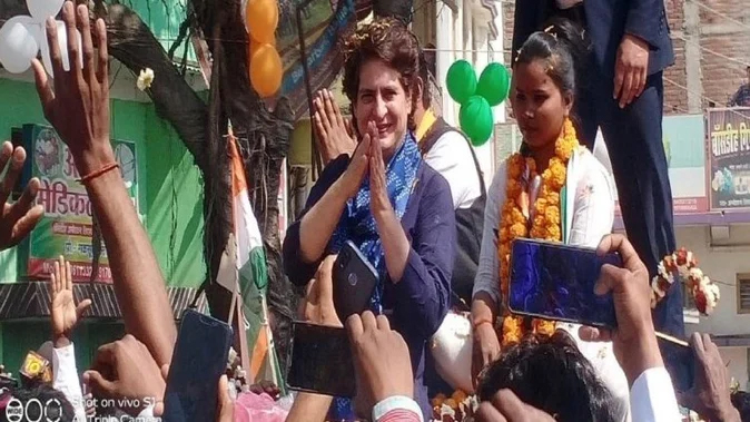 Priyanka Gandhi Roadshow in Ballia : बलिया में प्रियंका गांधी का रोड शो, कांग्रेस प्रत्याशियों को जिताने की अपील