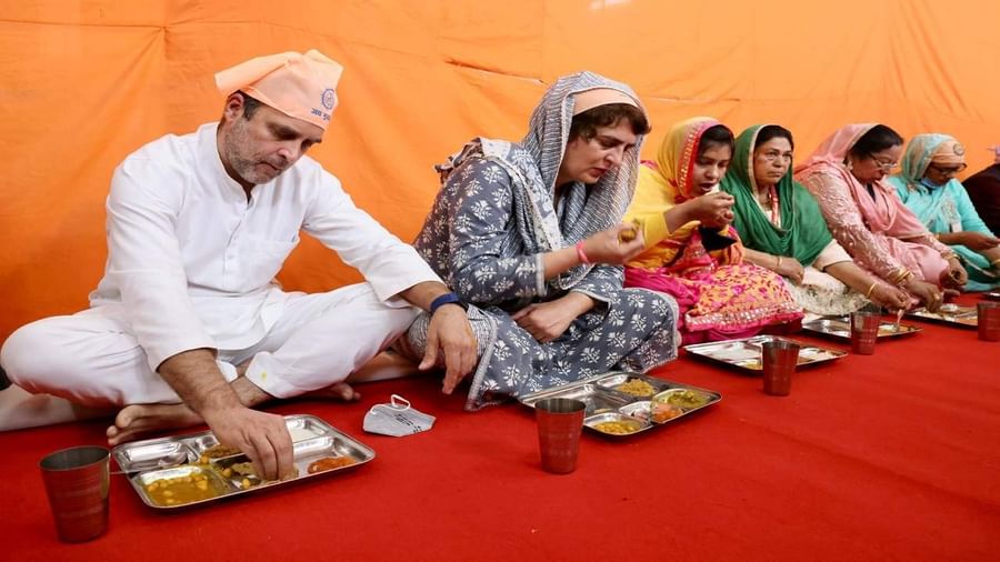 Rahul and Priyanka Serve Langer : वाराणसी पहुंचे राहुल-प्रियंका गांधी, रविदास मंदिर में परोसा लंगर