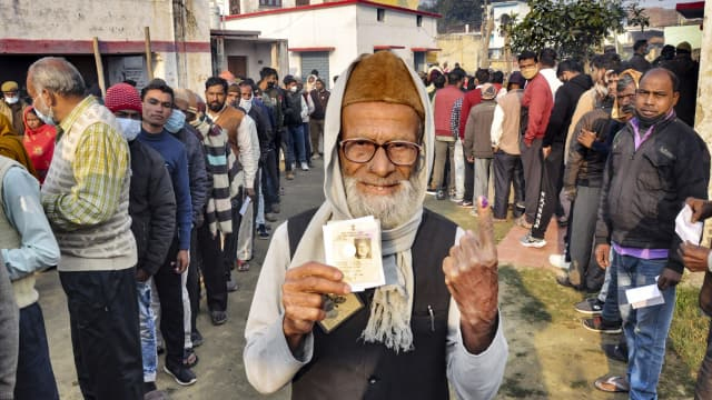 Second Phase Voting in UP Votes : साइकिल के बटन पर कमल को वोट, सपा ने की चुनाव आयोग से शिकायत