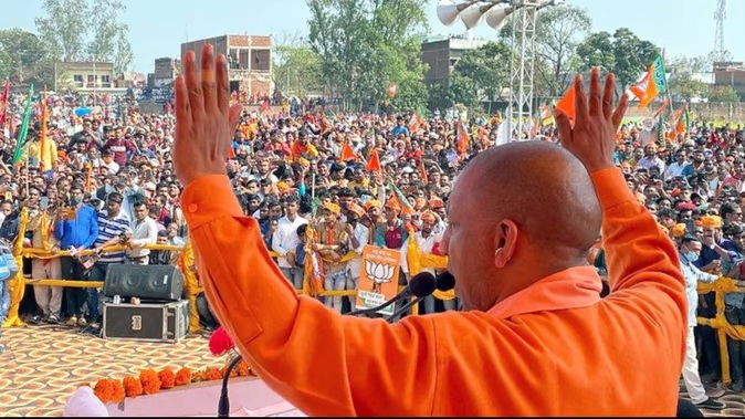 CM Yogi said in Deoria : एक हाथ में विकास की छड़ी, दूसरे हाथ में बुलडोजर