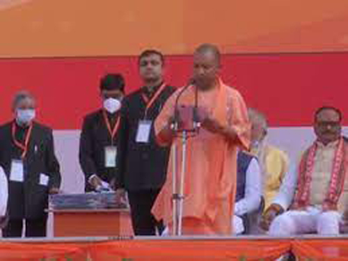 Yogi Sarkar Swearing In Lucknow : सीएम योगी ने 50 मंत्रियों और दो डिप्टी सीएम के संग ली शपथ, पीएम मोदी भी रहे मौजूद